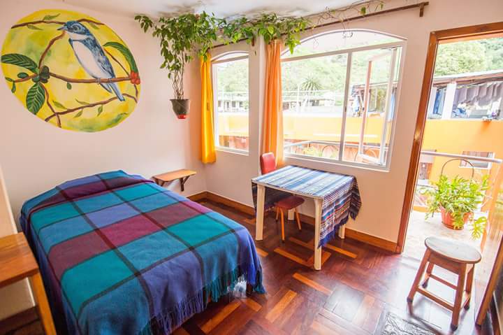 Habitación con detalles de madera